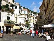 Picture of plaza and outdoor tables
