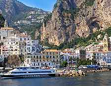 Image of departing cruise boat
