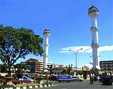 Photograph showing the Grand Mosque, located next to the City Square (Alun-Alun)