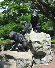 Picture of bear statues at Dusit Zoo (Khao Din)