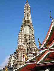 View of the towering War Arun in the Thonburi area
