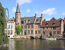 Sightseeing cruise along the canal