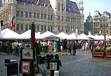 Photo of people shopping on the Grote Markt
