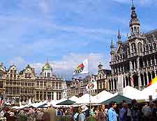 Picture of shoppers on the Grote Markt