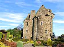 Picture of Claypotts Castle