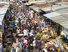 Picture of bargain hunters at the market of Kumasi
