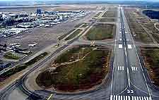 Picture showing the runway at Helsinki Vantaa Airport (HEL)
