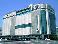 Photo of large shopping complex in the city