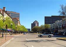 Further view of the Las Colinas Boulevard, photo by Ansem27