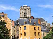 Picture of the city centre, showing Le Mans cathedral in the background