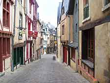 Picture showing a street in Le Mans