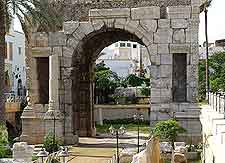 Close-up picture of the Arch of Marcus Aurelius