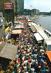 Picture showing crowds at the River Market