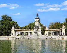Photo of Buen Retiro Park, showing the famous waterfront Monument to Alfonso XII
