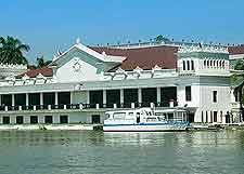 Image of the waterfront Malacanang Palace