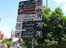 Picture showing prominent city signpost