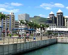 Photograph of shoppers and tourists in Port Louis