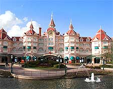 Photo of the Disneyland Hotel near Paris, taken by Davi Jafra