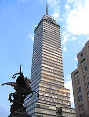 Picture of the towering Torre Latinoamericana