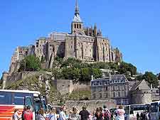 Picture of arriving bus load of tourists