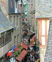 Photo of island shoppers, exploring the alleyways
