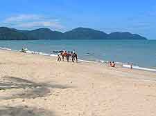 Picture showing the expansive Batu Ferringhi beachfront