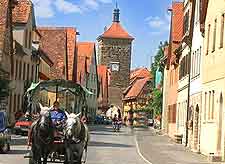 Summer picture of horse and carriage on the Klingengasse street