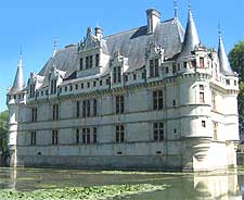 Photo of the fairytale Chateau d'Azay-le-Rideau in the Loire Valley