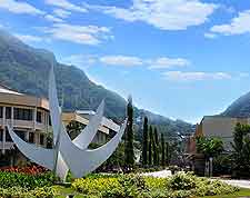 Photo of the Bicentennial Monument (Twa Zwazo), a contemporary landmark on Independence Avenue, Victoria, Mahe