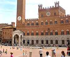 Photo of the Palazzo Pubblico overlooking Piazza del Campo