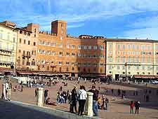 Photo of crowds around the Piazza del Campo