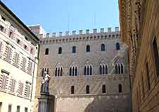 Piazza Salimbeni picture
