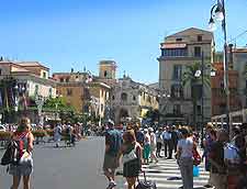 Further view of crowds in the Piazza Tasso