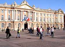 Picture showing the city's Capitole Hall