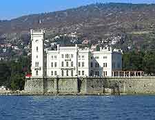 Photo showing the waterfront Schloss Miramare
