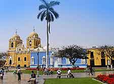 Photograph showing the Plaza de Armas and cathedral