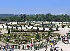 Further picture of the Palace Gardens, showing the endless topiary