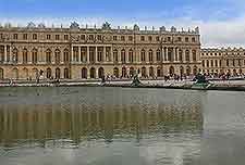 Picture of the reflecting Palace of Versailles (Chateau)