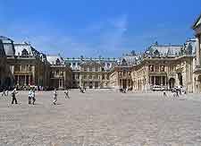 Picture depicting the entrance to the Palace (Chateau)