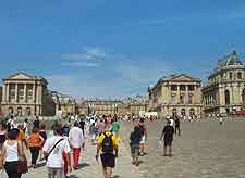 Photo of tourists heading to the Palace