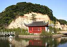 Different view of the Sankei-en Garden and temple