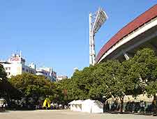 Picture showing the city's stadium (sutajiamu)
